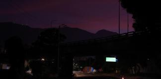Vista de las calles de Carazas sin luz este sábado tras haberse registrado varias detonaciones y explosiones en la madrugada.