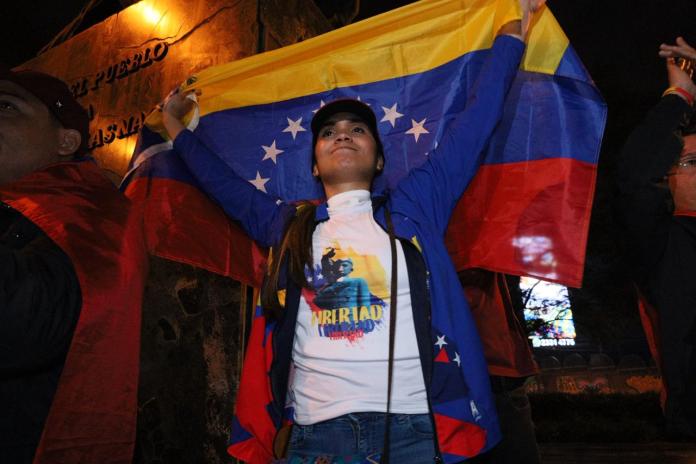 Las banderas, vuvuzelas y playeras con los colores de Venezuela fueron representativas este 3 de enero. Foto La Hora: Daniel Ramírez.