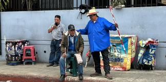 Venta de billetes de Lotería Santa Lucía. Foto La Hora: José Orozco