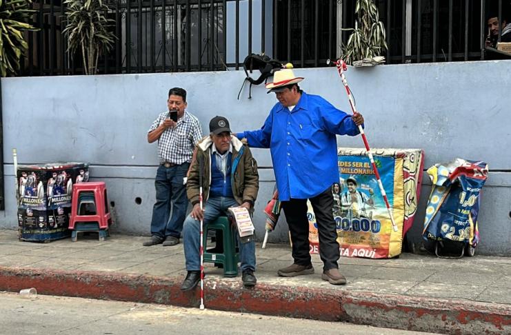 Venta de billetes de Lotería Santa Lucía. Foto La Hora: José Orozco