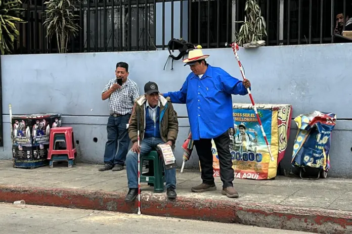 Venta de Loteria Santa Lucia Venta de billetes de Lotería Santa Lucía. Foto La Hora: José Orozco