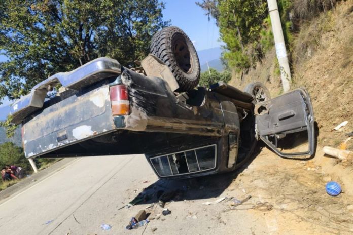 Volcadura de picop reportada en San Andrés Sajcabajá, Quiche. Foto La Hora: ASONBOMD