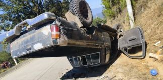 Volcadura de picop reportada en San Andrés Sajcabajá, Quiche. Foto La Hora: ASONBOMD
