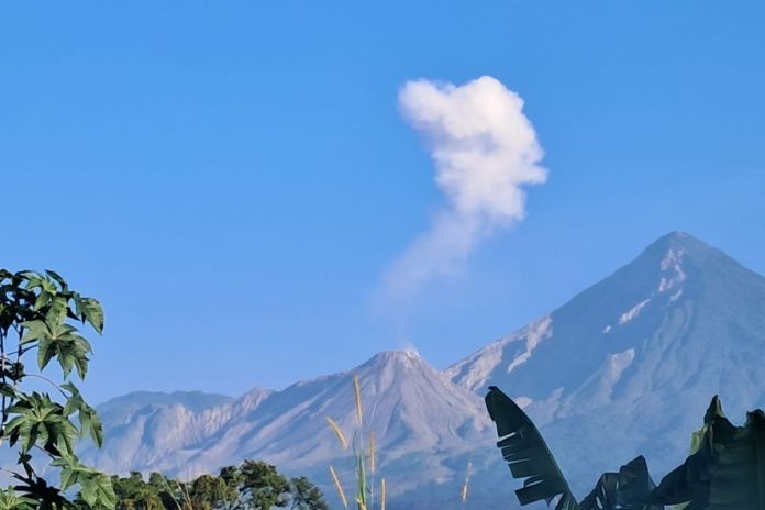 Volcán Santiaguito lanzando columnas de gas y cenizas. Foto La Hora: Conred