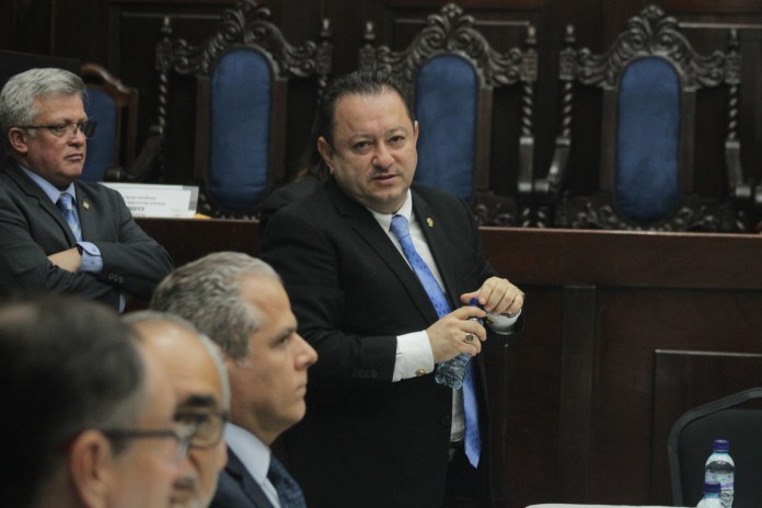 El rector de la Universidad San Carlos de Guatemala, Walter Mazariegos, en el Congreso. Foto La Hora: Archivo.
