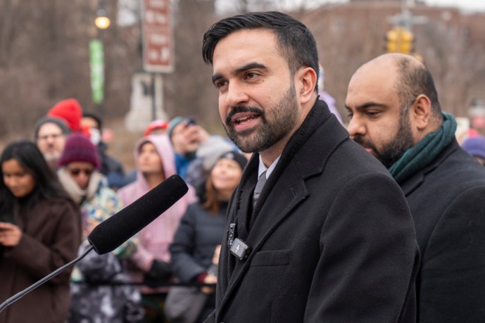 El alcalde de Nueva York, Zohran Mamdani, habla en una rueda de prensa este viernes, en Nueva York (Estados Unidos). Mamdani anunció la creación de una Oficina de Participación Masiva (OME, en inglés) para 
