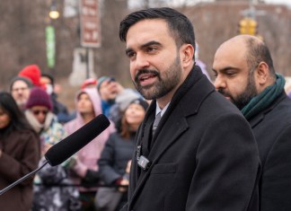 El alcalde de Nueva York, Zohran Mamdani, habla en una rueda de prensa este viernes, en Nueva York (Estados Unidos). Mamdani anunció la creación de una Oficina de Participación Masiva (OME, en inglés) para "escuchar a los neoyorquinos" con un modelo participativo que busca poner a los ciudadanos en "comunicación directa con la administración". EFE/ Ángel Colmenares