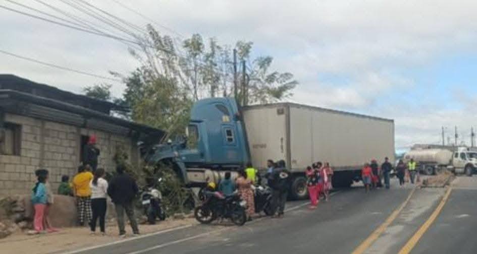 Así fue el accidente que se registró en la aldea Agua Caliente, en San Antonio La Paz. Foto: La Hora/RR. SS.