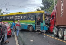 Un accidente de tránsito en el km 16.5 de la carretera Panamericana, San Martín, San Salvador. Un bus de la ruta 129 chocó de frente contra un furgón. Foto; PNC El Salvador