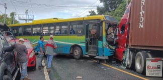 Un accidente de tránsito en el km 16.5 de la carretera Panamericana, San Martín, San Salvador. Un bus de la ruta 129 chocó de frente contra un furgón. Foto; PNC El Salvador