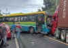 Un accidente de tránsito en el km 16.5 de la carretera Panamericana, San Martín, San Salvador. Un bus de la ruta 129 chocó de frente contra un furgón. Foto; PNC El Salvador