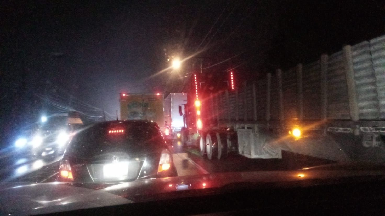 Personas que se movilizaban por la ruta al Atlántico, con dirección a la ciudad, documentaron las filas de vehículos durante la madrugada de este viernes 30 de enero. Foto: La Hora/RR. SS.