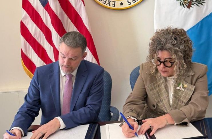 Guatemala firma acuerdo reciproco de aranceles con EE. UU. para mejora económica en el país.