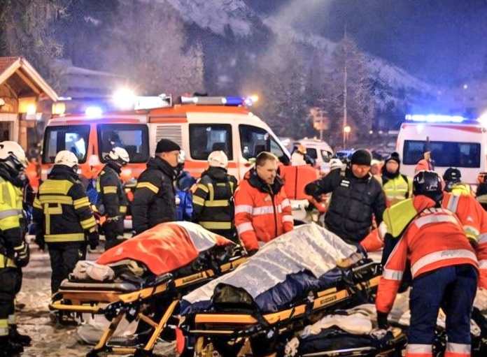 Decenas de muertos y por lo menos un centenar de heridos habría dejado un incendio en los Alpes Suizos, durante Nochevieja. Foto: La Hora/Josema Vallejo