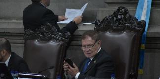 El presidente del Congreso, Luis Contreras, coordina con varios diputados la aprobación de la ampliación al presupuesto 2026. Foto: La Hora / José Orozco
