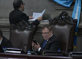 El presidente del Congreso, Luis Contreras, coordina con varios diputados la aprobación de la ampliación al presupuesto 2026. Foto: La Hora / José Orozco
