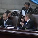 El presidente del Congreso, Luis Contreras, conversa con varios diputados en la discusión de la ampliación al presupuesto 2026. Foto: La Hora / José Orozco