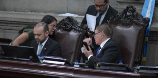El presidente del Congreso, Luis Contreras, conversa con varios diputados en la discusión de la ampliación al presupuesto 2026. Foto: La Hora / José Orozco