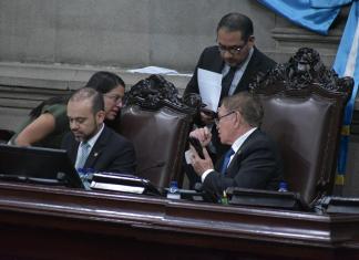 El presidente del Congreso, Luis Contreras, conversa con varios diputados en la discusión de la ampliación al presupuesto 2026. Foto: La Hora / José Orozco