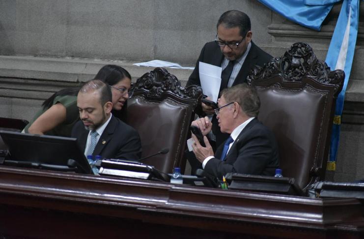 El presidente del Congreso, Luis Contreras, conversa con varios diputados en la discusión de la ampliación al presupuesto 2026. Foto: La Hora / José Orozco