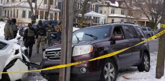 Testigos cuestionan uso de fuerza letal de ICE tras muerte de mujer en operativo migratorio.