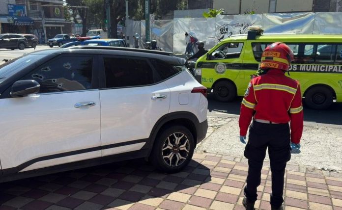 La mujer que conducía este vehículo fue atacada a balazos en la zona 10 y resultó herida de bala, según los Bomberos Municipales. Foto La Hora: BM
