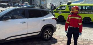 La mujer que conducía este vehículo fue atacada a balazos en la zona 10 y resultó herida de bala, según los Bomberos Municipales. Foto La Hora: BM