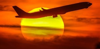 Fotografía de archivo de un avión comercial volando.