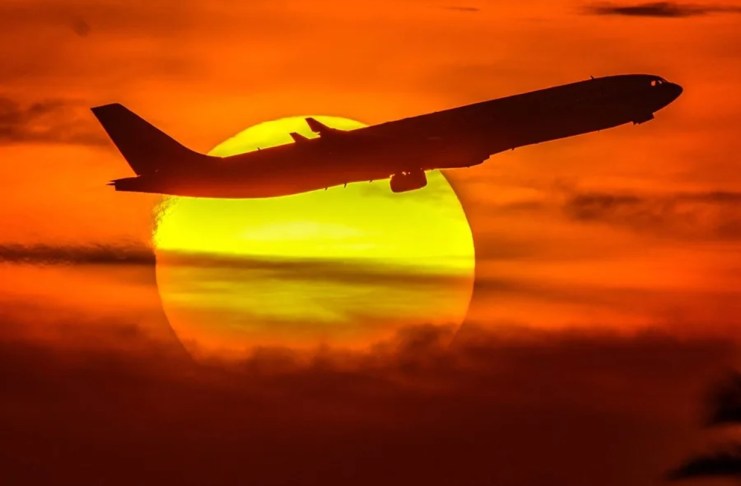 Fotografía de archivo de un avión comercial volando.