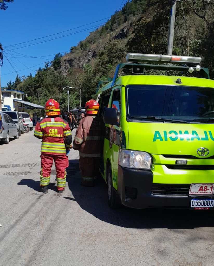 Bomberos Municipales llegan al Centro Preventivo para Varones de la zona 18 a petición de la PNC debido al amotinamiento de reos en la cárcel. Foto La Hora: BM