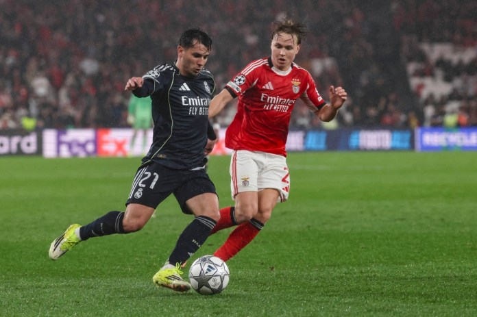 Andreas Schjelderup (D) del Benfica y Brahim Díaz (I) del Real Madrid, durante su enfrentamiento de este miércoles. Foto La Hora: EFE