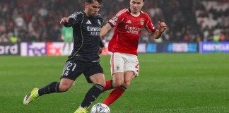 Andreas Schjelderup (D) del Benfica y Brahim Díaz (I) del Real Madrid, durante su enfrentamiento de este miércoles. Foto La Hora: EFE