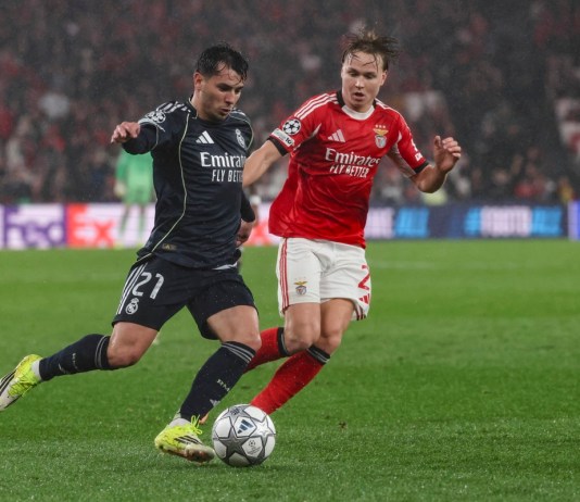 Andreas Schjelderup (D) del Benfica y Brahim Díaz (I) del Real Madrid, durante su enfrentamiento de este miércoles. Foto La Hora: EFE