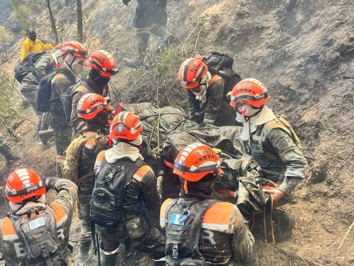 Elementos del Ejército recuperaron el cuerpo del brigadista fallecido durante el combate de un incendio forestal, en San Sebastián, Huehuetenango.