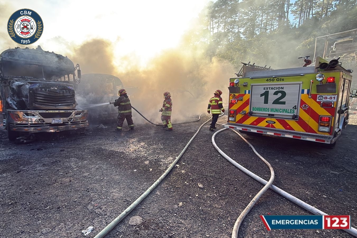 Así quedaron algunos de los buses alcanzados por el fuego. Foto: La Hora/Bomberos Municipales