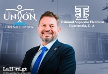 Sergio Roberto López Villatoro, el "Rey del Tenis", busca una silla en la Postuladora del TSE, mientras se prepara para crear un partido. Diseño La Hora: Roberto Altán