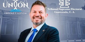 Sergio Roberto López Villatoro, el "Rey del Tenis", busca una silla en la Postuladora del TSE, mientras se prepara para crear un partido. Diseño La Hora: Roberto Altán