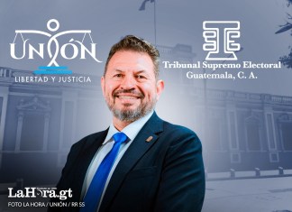 Sergio Roberto López Villatoro, el "Rey del Tenis", busca una silla en la Postuladora del TSE, mientras se prepara para crear un partido. Diseño La Hora: Roberto Altán