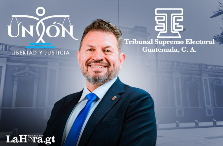 Sergio Roberto López Villatoro, el "Rey del Tenis", busca una silla en la Postuladora del TSE, mientras se prepara para crear un partido. Diseño La Hora: Roberto Altán