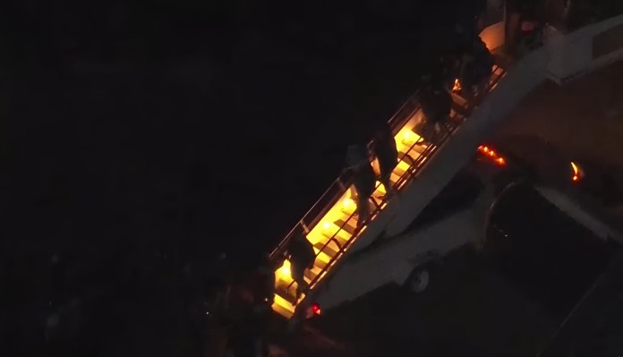 En vivo: Maduro llega a Nueva York y desciende esposado de aeronave militar.