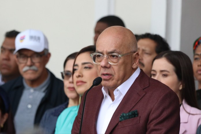 Venezuela y Estados Unidos acuerdan venta de petróleo en medio de tensiones políticas