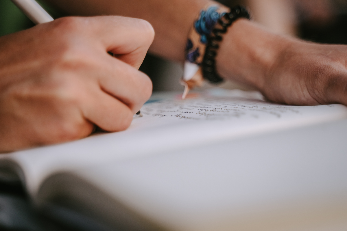 Escribir a mano es una forma de expresión para el ser humano. Foto: Freepik.