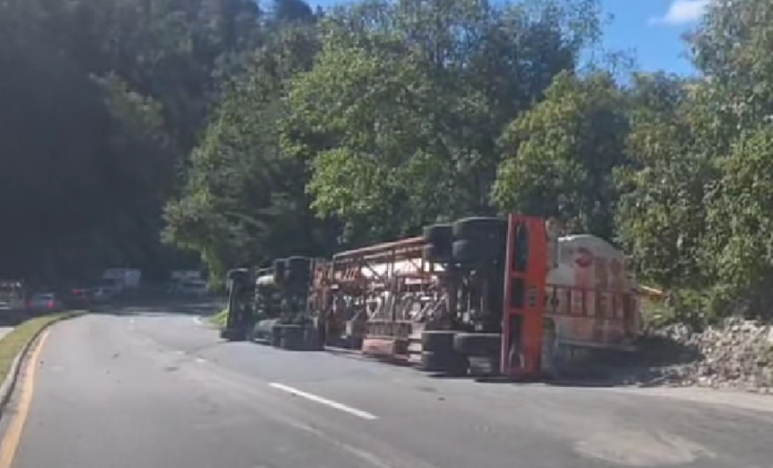 Camión cisterna que transportaba combustible volcó en el kilómetro 172 de la ruta Interamericana Foto: Marco López, Vocero de Provial