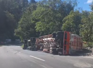 Camión cisterna que transportaba combustible volcó en el kilómetro 172 de la ruta Interamericana Foto: Marco López, Vocero de Provial