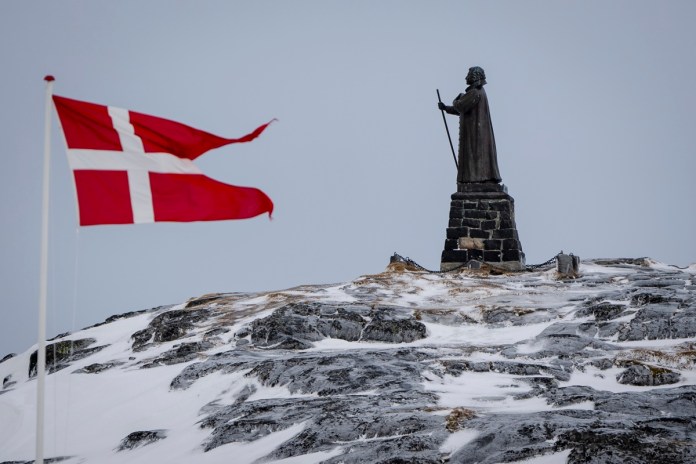 Una vista del Dannebrog y la estatua de Hans Egede en Nuuk, Groenlandia. Imagen de archivo. Foto La Hora: EFE