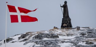 Una vista del Dannebrog y la estatua de Hans Egede en Nuuk, Groenlandia. Imagen de archivo. Foto La Hora: EFE