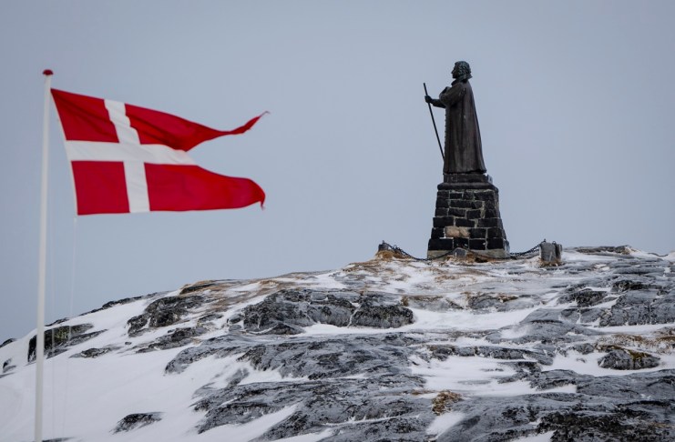 Una vista del Dannebrog y la estatua de Hans Egede en Nuuk, Groenlandia. Imagen de archivo. Foto La Hora: EFE