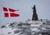 Una vista del Dannebrog y la estatua de Hans Egede en Nuuk, Groenlandia. Imagen de archivo. Foto La Hora: EFE