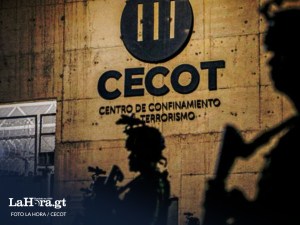 Así es el CECOT, la cárcel salvadoreña en la que el gobierno de Nayib Bukele ha encarcelado a miles de pandilleros