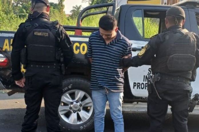 La Policía Nacional Civil logró la detención de tres personas relacionadas con narcomenudeo y la incautación de droga en Escuintla. Foto La Hora: PNC